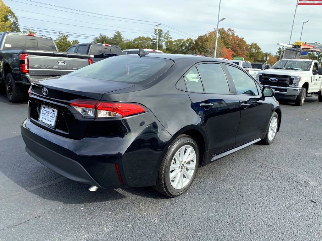 Used 2025 Toyota Corolla LE w/ LE Premium Package FWD image 3