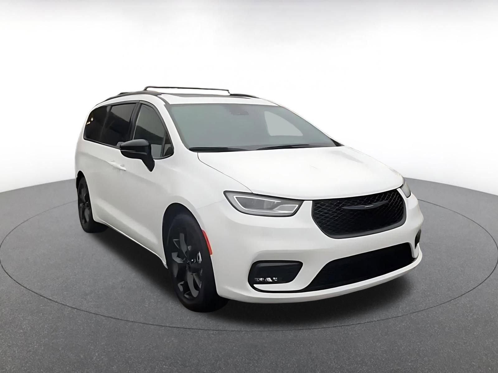 Used 2025 Chrysler Pacifica Limited FWD image 3