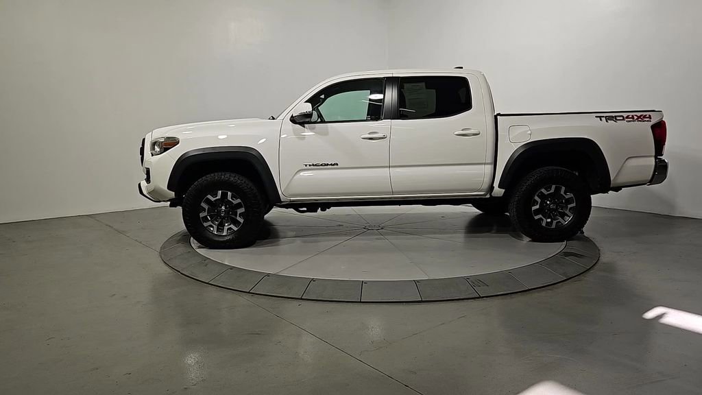Used 2018 Toyota Tacoma TRD Off-Road image 2