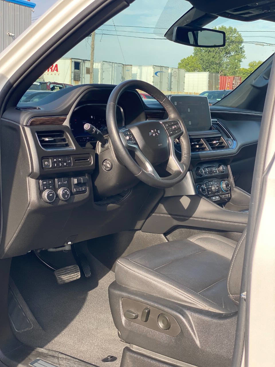 Used 2022 Chevrolet Suburban Z71 w/ Luxury Package image 9