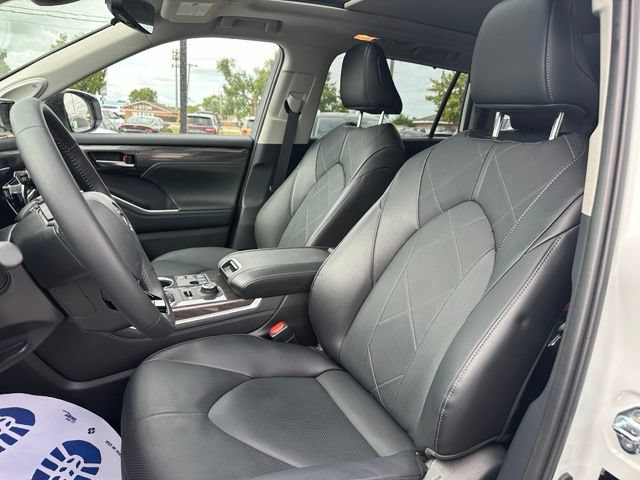 Used 2025 Toyota Highlander Platinum AWD/4WD image 28