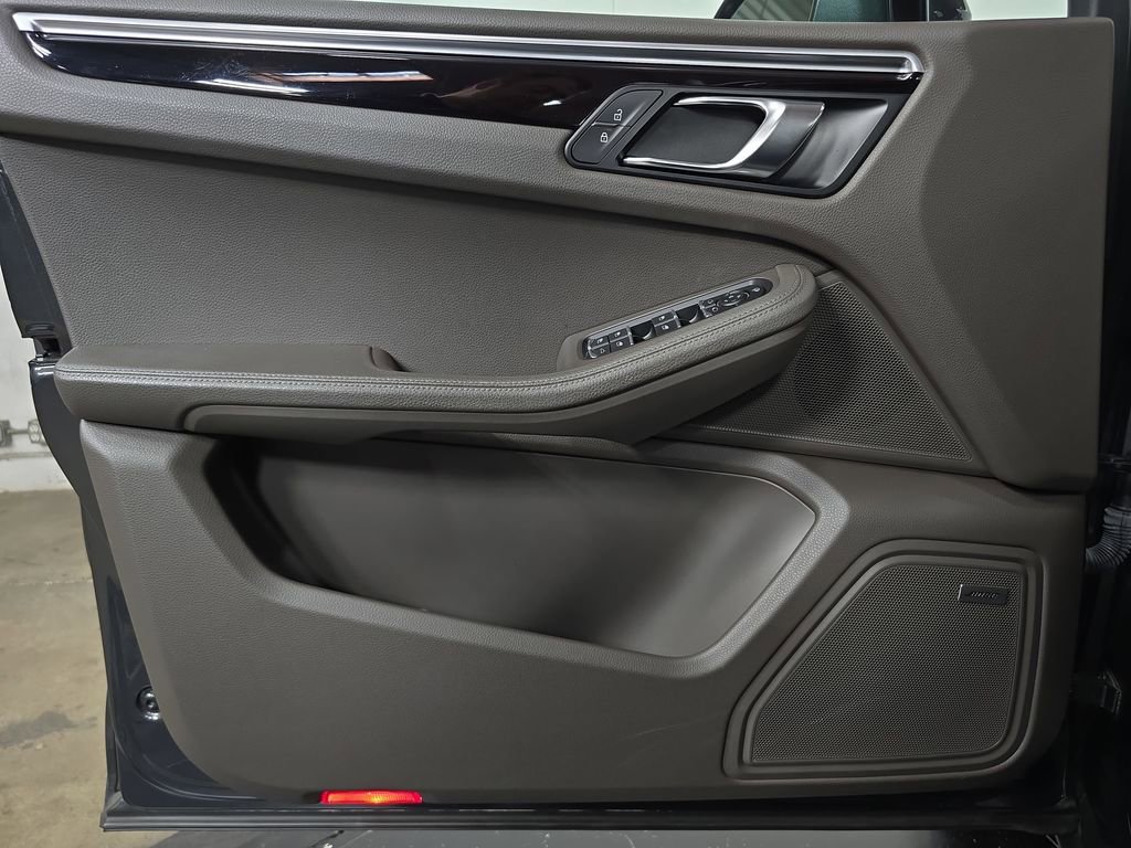 Certified 2019 Porsche Macan image 22