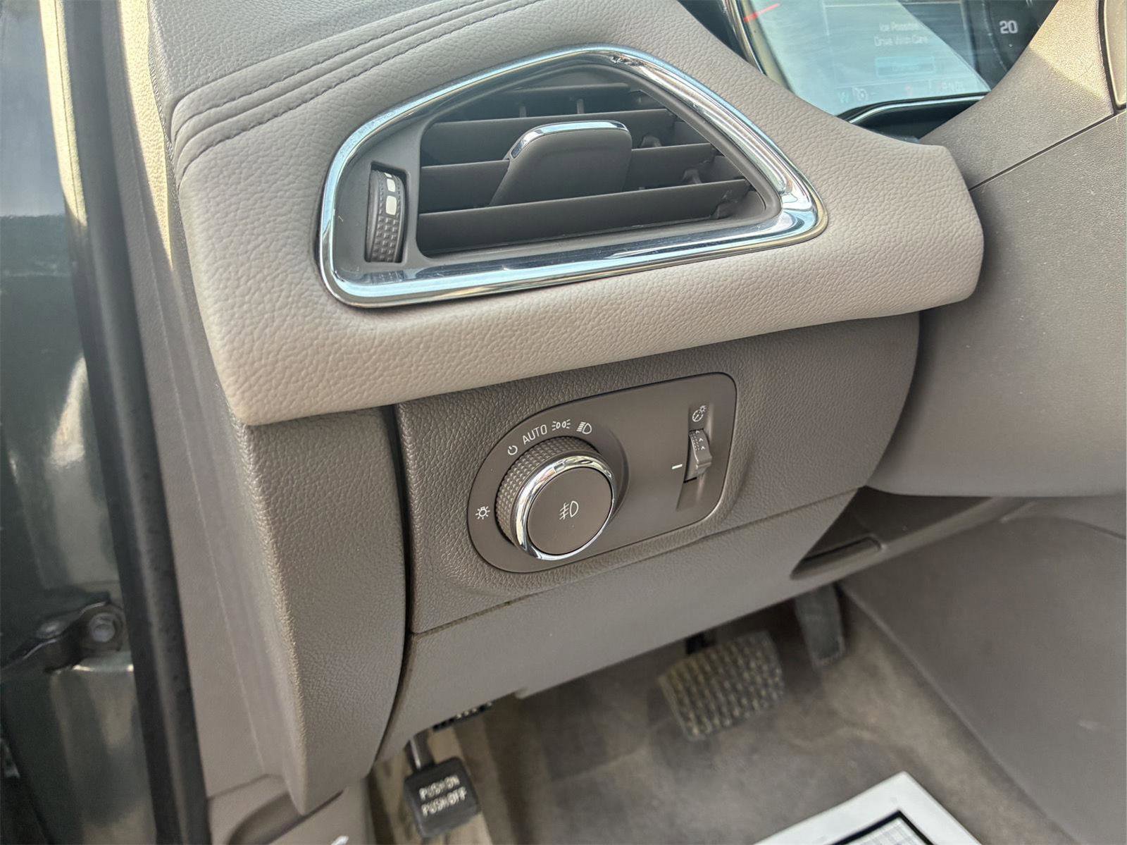 Used 2018 Chevrolet Cruze Premier FWD image 14