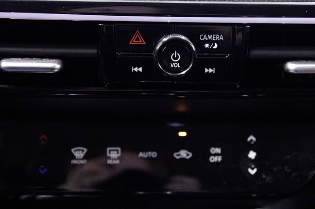 Used 2025 Nissan Kicks SR image 28