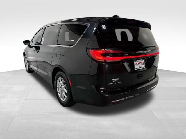 Used 2023 Chrysler Pacifica Touring-L FWD image 11