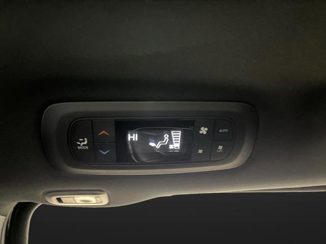 Used 2025 Chrysler Pacifica Limited image 32