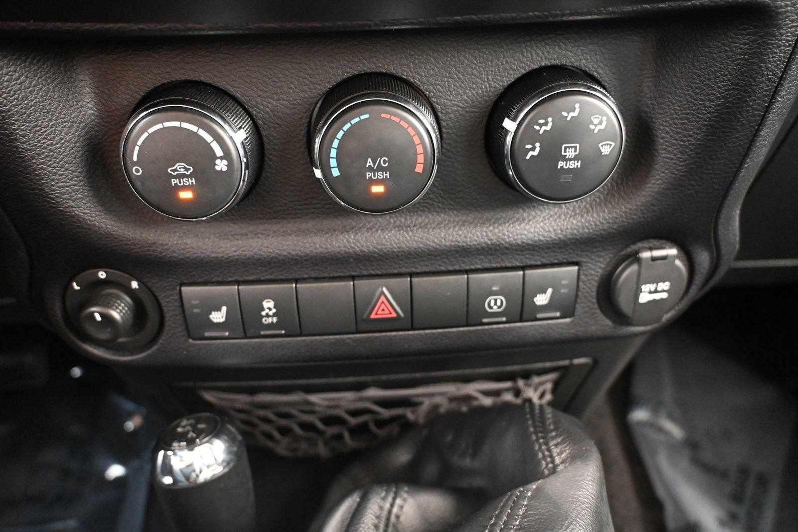 Used 2016 Jeep Wrangler Unlimited Sahara w/ Connectivity Group image 15