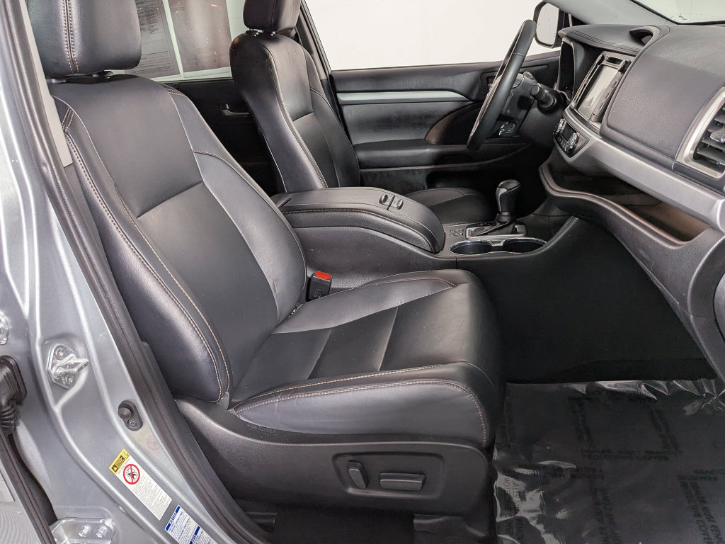 Used 2019 Toyota Highlander XLE AWD/4WD image 22