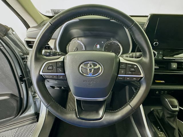 Certified 2025 Toyota Highlander XLE FWD image 13