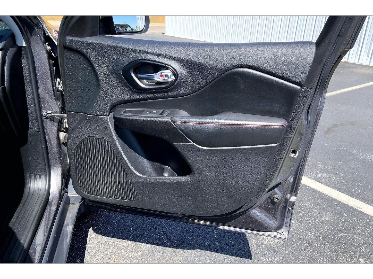 Used 2021 Jeep Cherokee Trailhawk AWD/4WD image 22