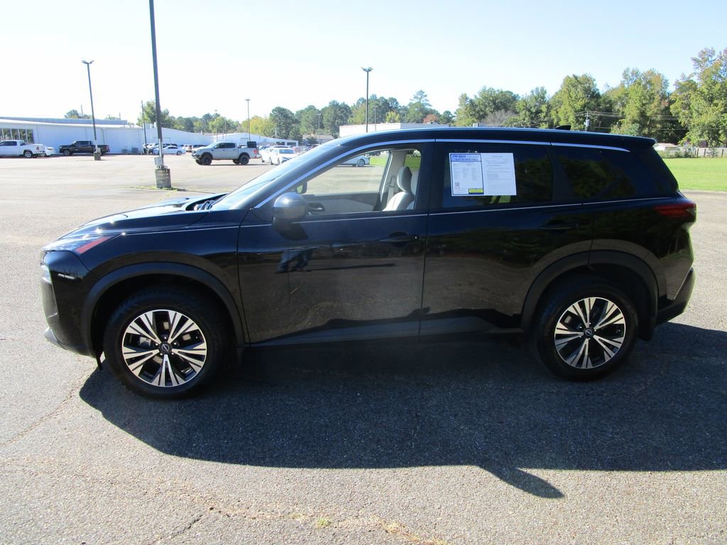 Used 2023 Nissan Rogue SV image 2