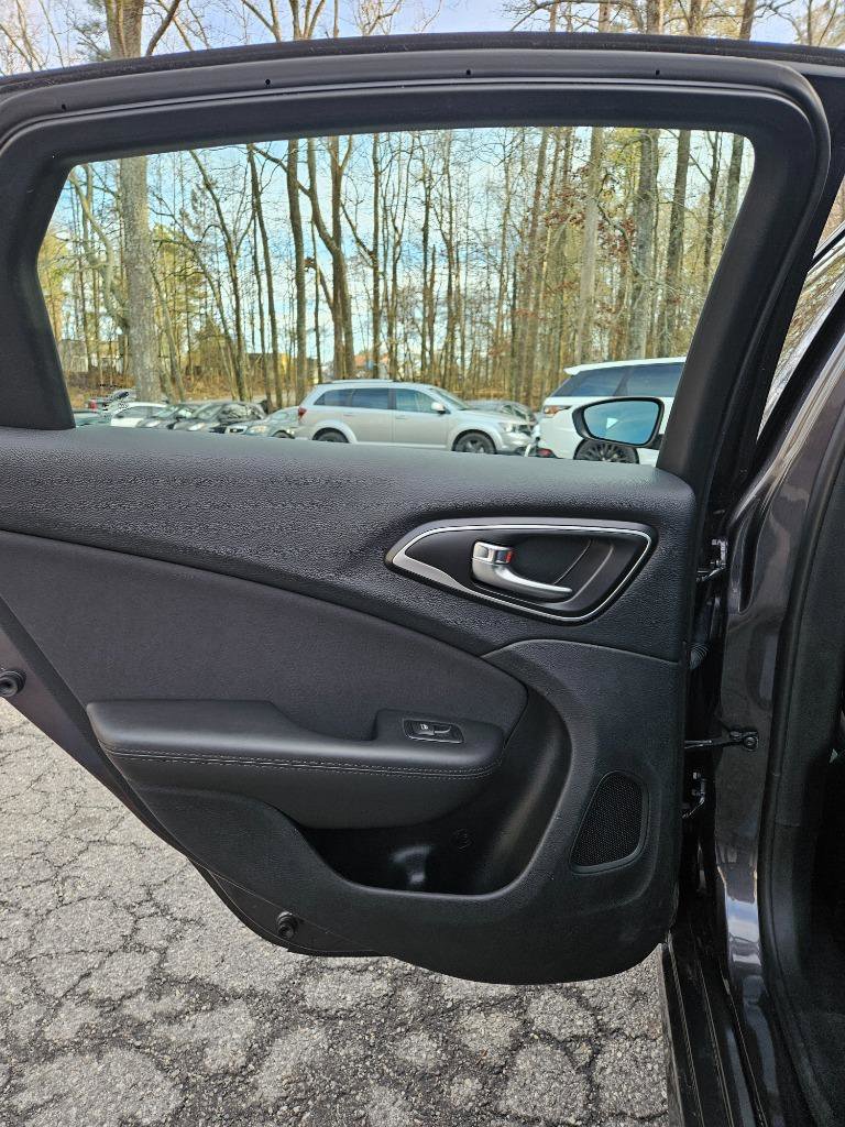 Used 2015 Chrysler 200 Limited image 21