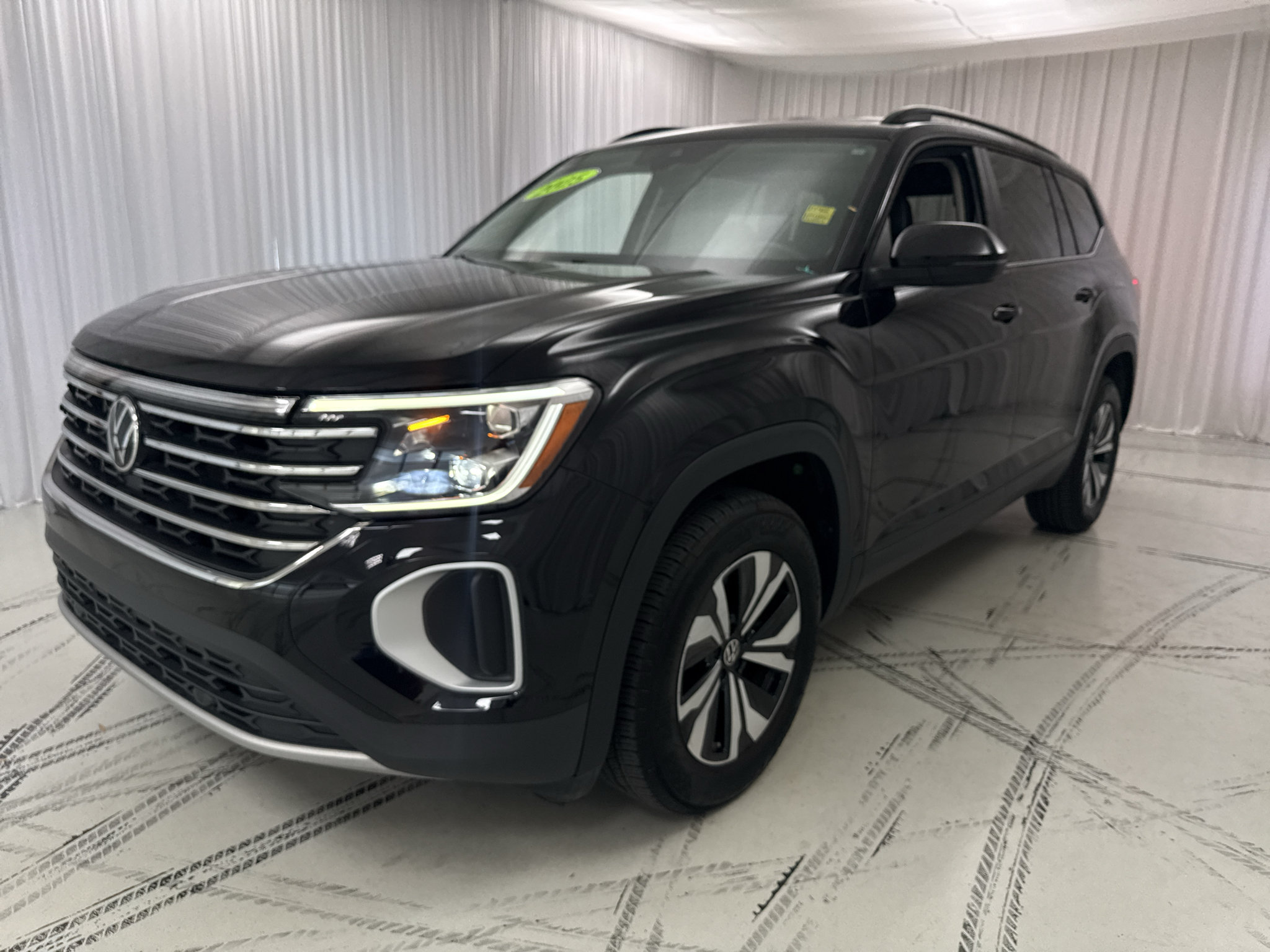 Used 2025 Volkswagen Atlas SE AWD/4WD image 3