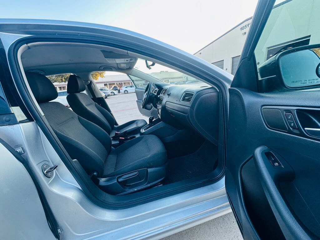 Used 2011 Volkswagen Jetta Base 4dr Sedan 6A image 23