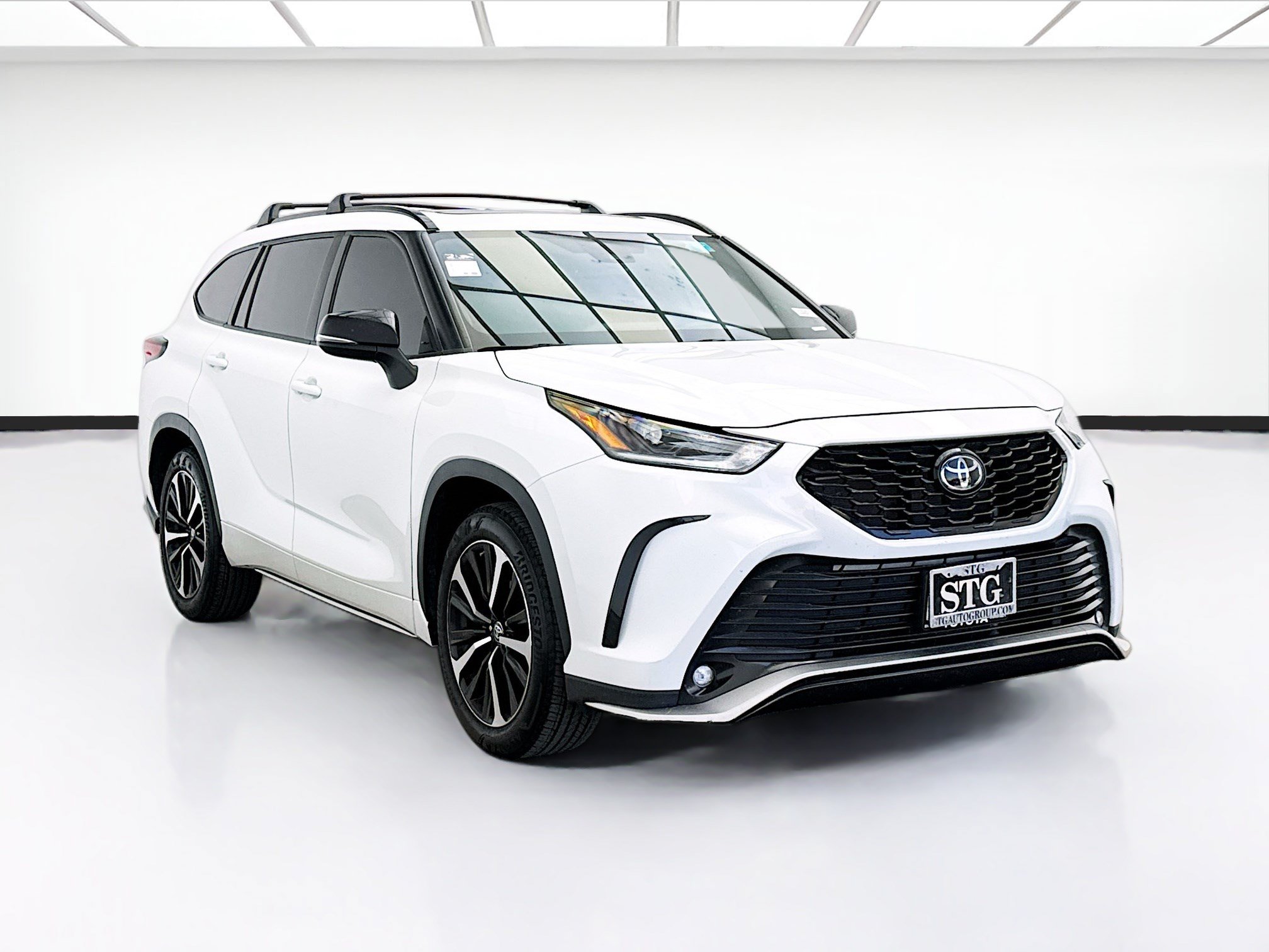 Used 2022 Toyota Highlander XSE FWD image 3
