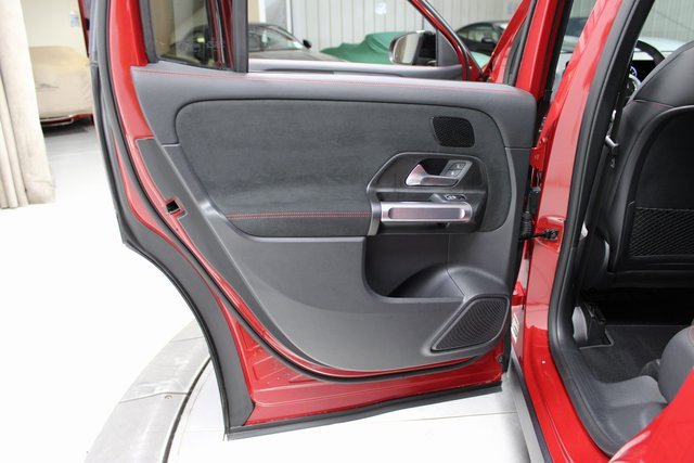 Used 2024 Mercedes-Benz GLB 250 4MATIC image 39