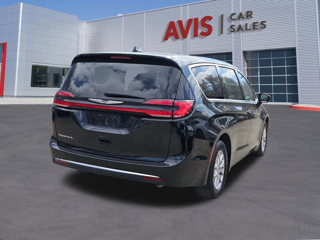 Used 2025 Chrysler Pacifica Select image 6
