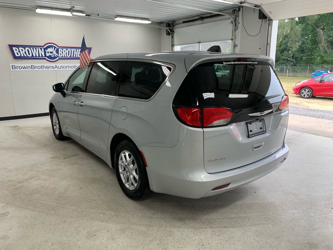 Used 2023 Chrysler Voyager LX image 4