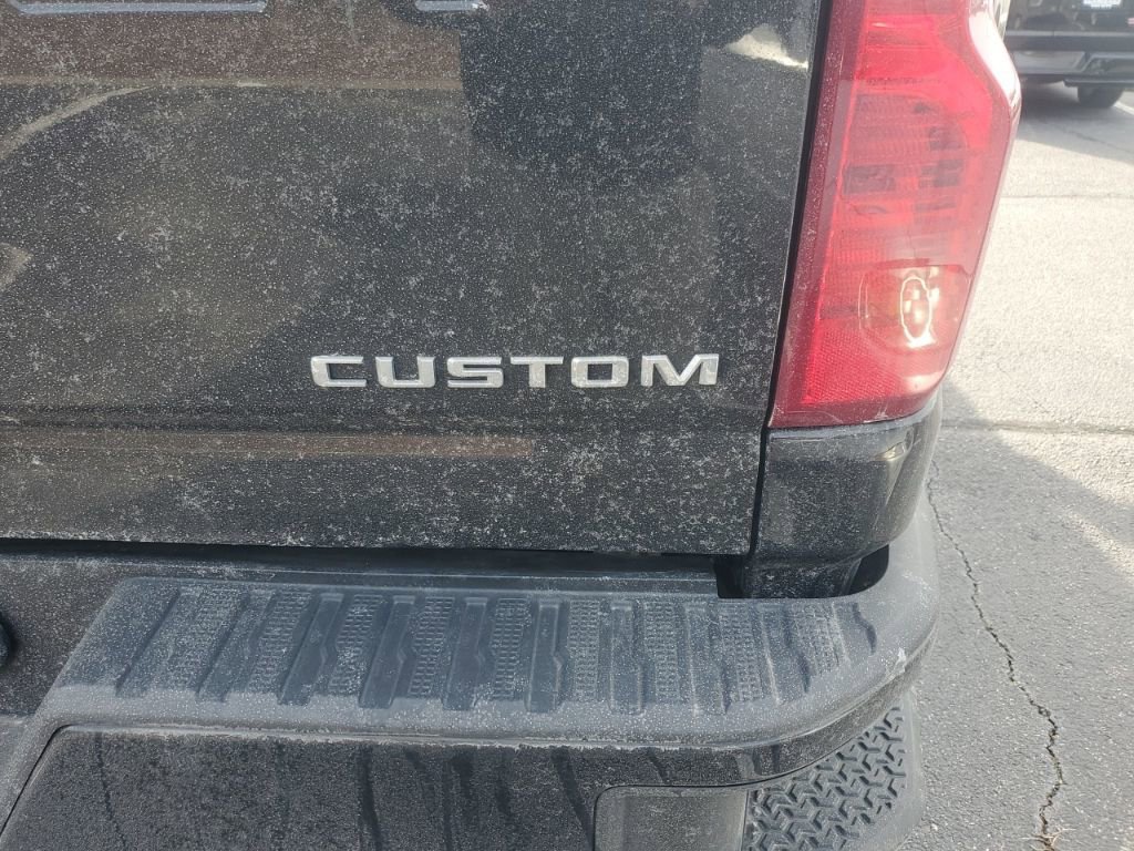Used 2023 Chevrolet Silverado 2500 Custom w/ Custom Value Package image 5