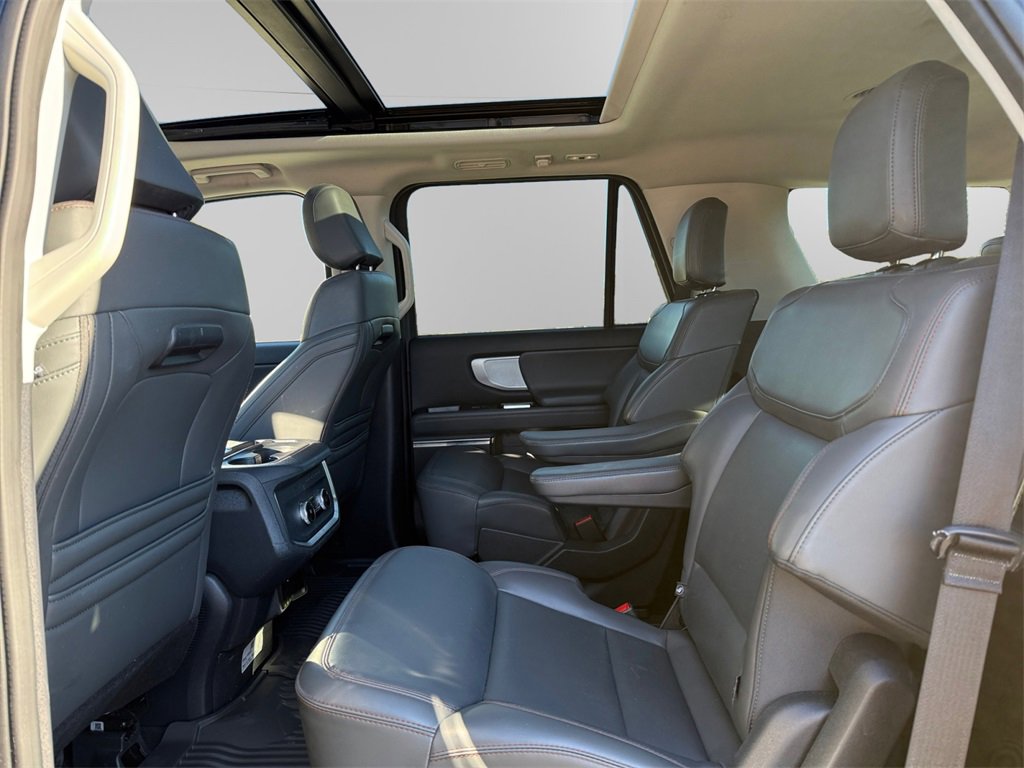 Used 2025 Ford Expedition Active image 13