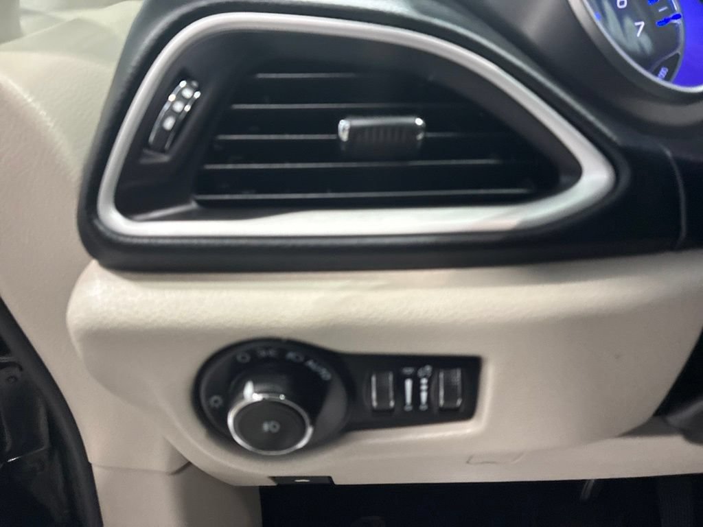 Used 2023 Chrysler Pacifica Touring-L FWD image 17