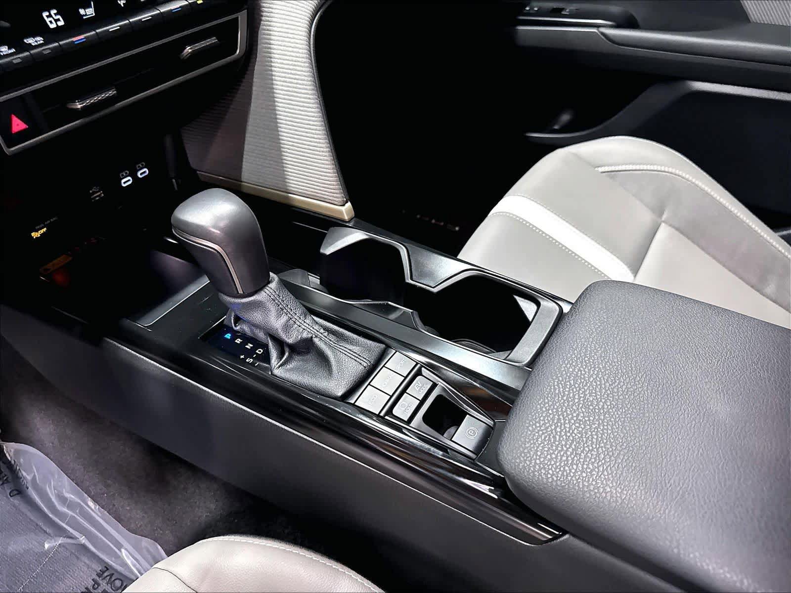 Used 2025 Toyota Camry SE FWD image 18