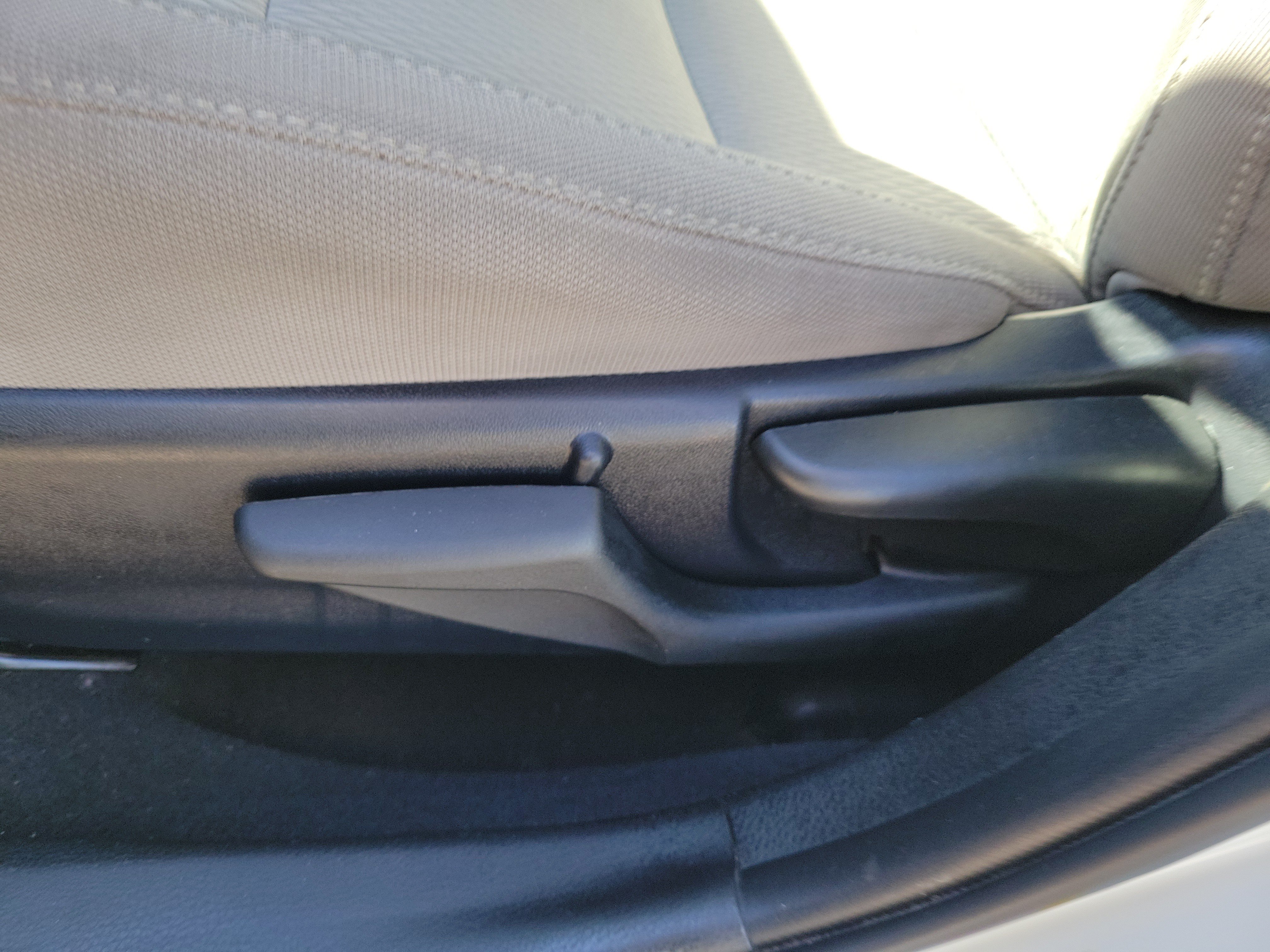 Used 2017 Toyota Corolla LE w/ Carpet Mat Package (TMS) FWD image 16