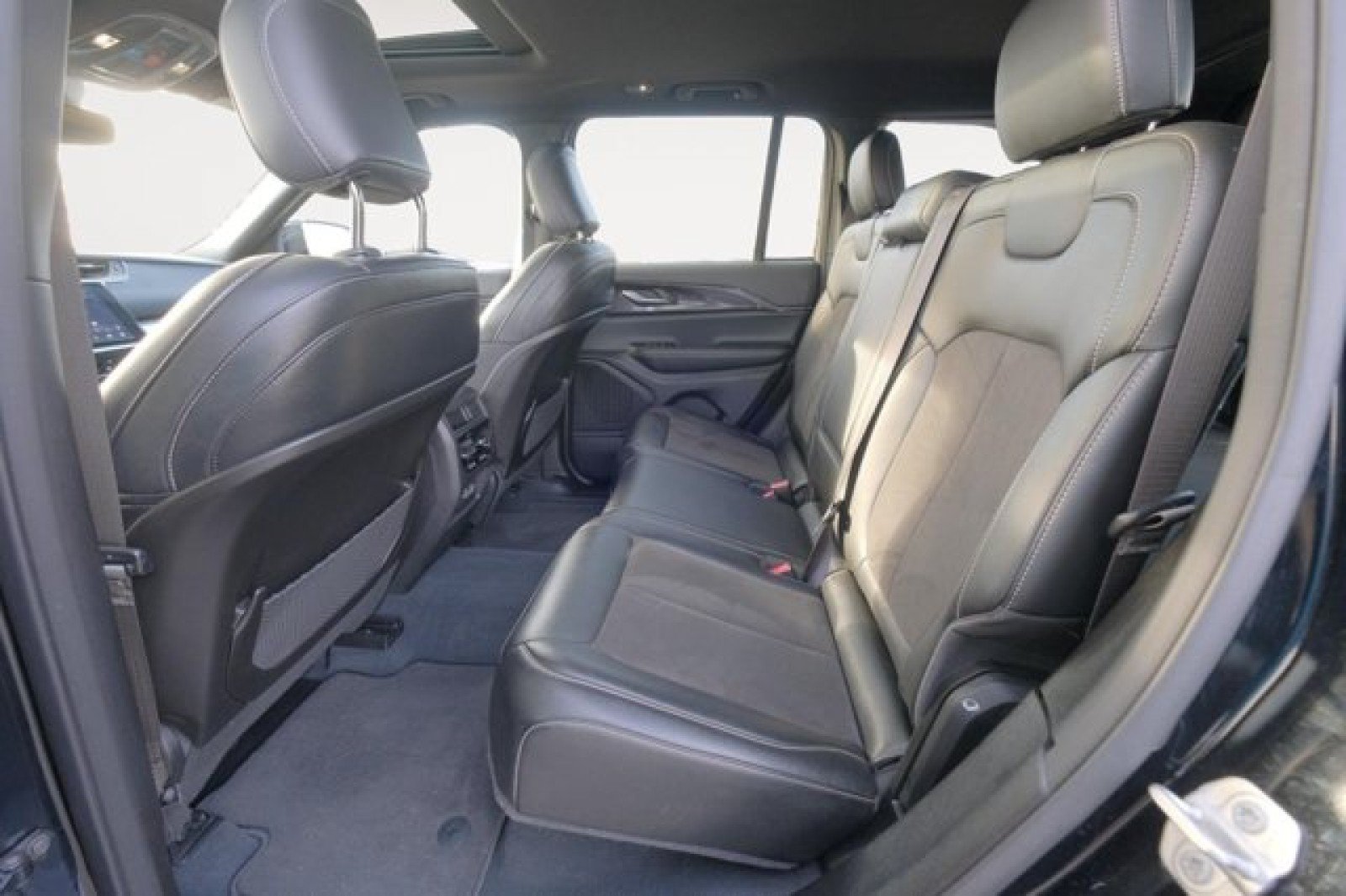 Used 2023 Jeep Grand Cherokee Altitude AWD/4WD image 13