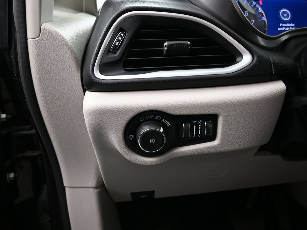 Certified 2023 Chrysler Pacifica Touring-L FWD image 13