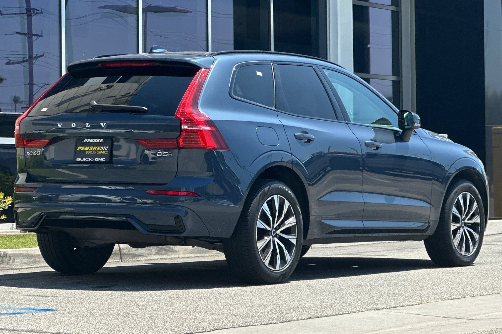 Used 2024 Volvo XC60 B5 Core AWD/4WD image 4