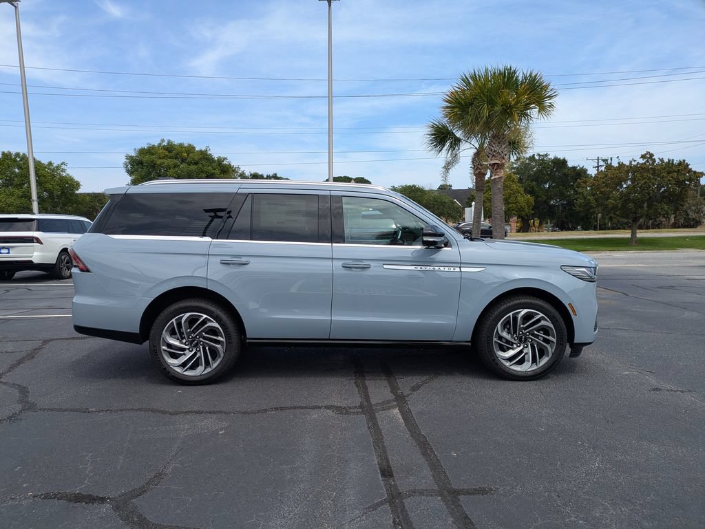 New 2027 Lincoln Navigator Reserve AWD/4WD image 3