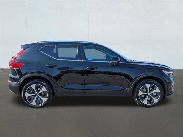 Used 2025 Volvo XC40 B5 Core w/ Protection Package Premier image 6