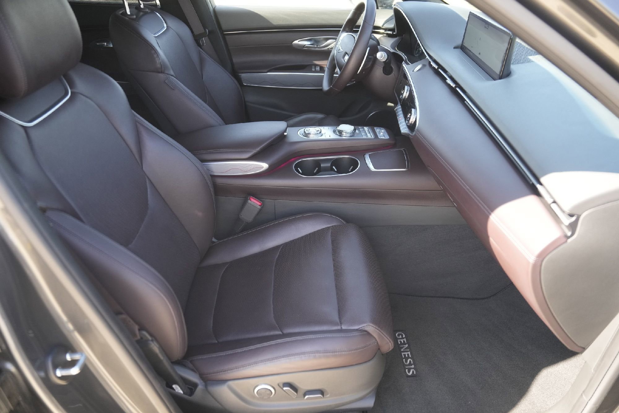 Used 2022 Genesis GV70 2.5T w/ Advanced Package image 22