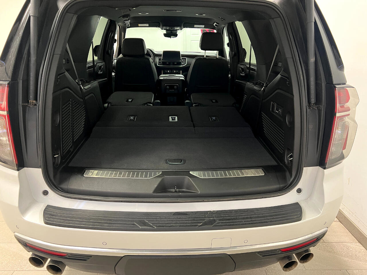 Used 2024 Chevrolet Tahoe High Country image 13
