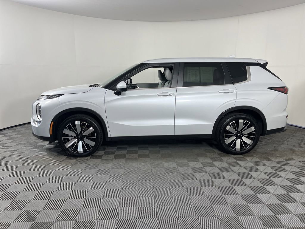 Used 2025 Mitsubishi Outlander SE image 2