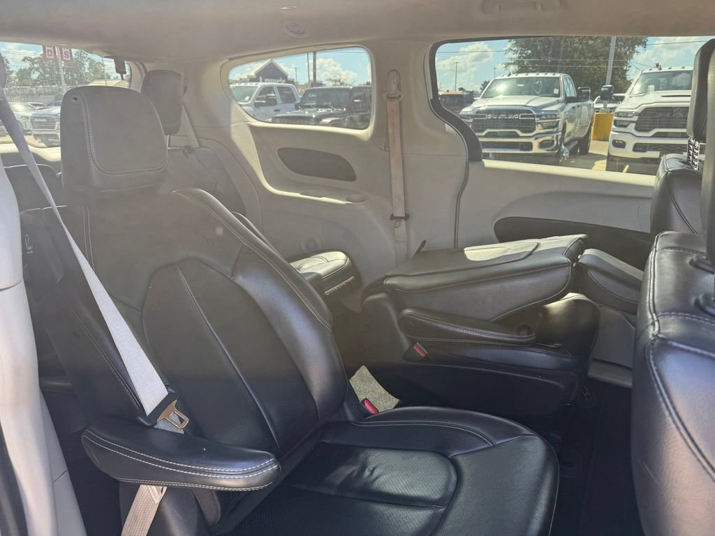 Used 2022 Chrysler Pacifica Touring-L FWD image 9