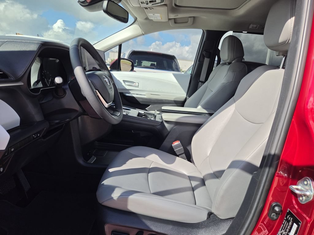 Used 2025 Toyota Sienna XLE FWD image 27