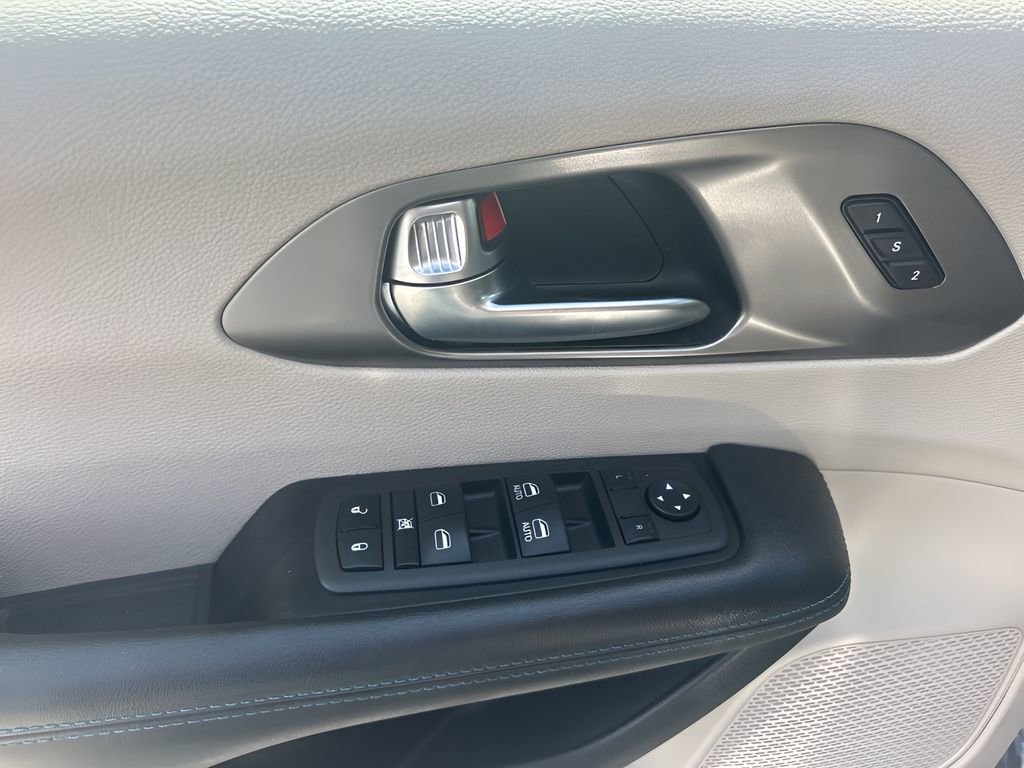 Used 2021 Chrysler Pacifica Touring-L image 24
