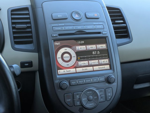 Used 2013 Kia Soul ! w/ Premium Pkg image 11