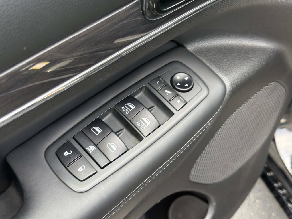 Used 2020 Jeep Grand Cherokee Overland AWD/4WD image 19