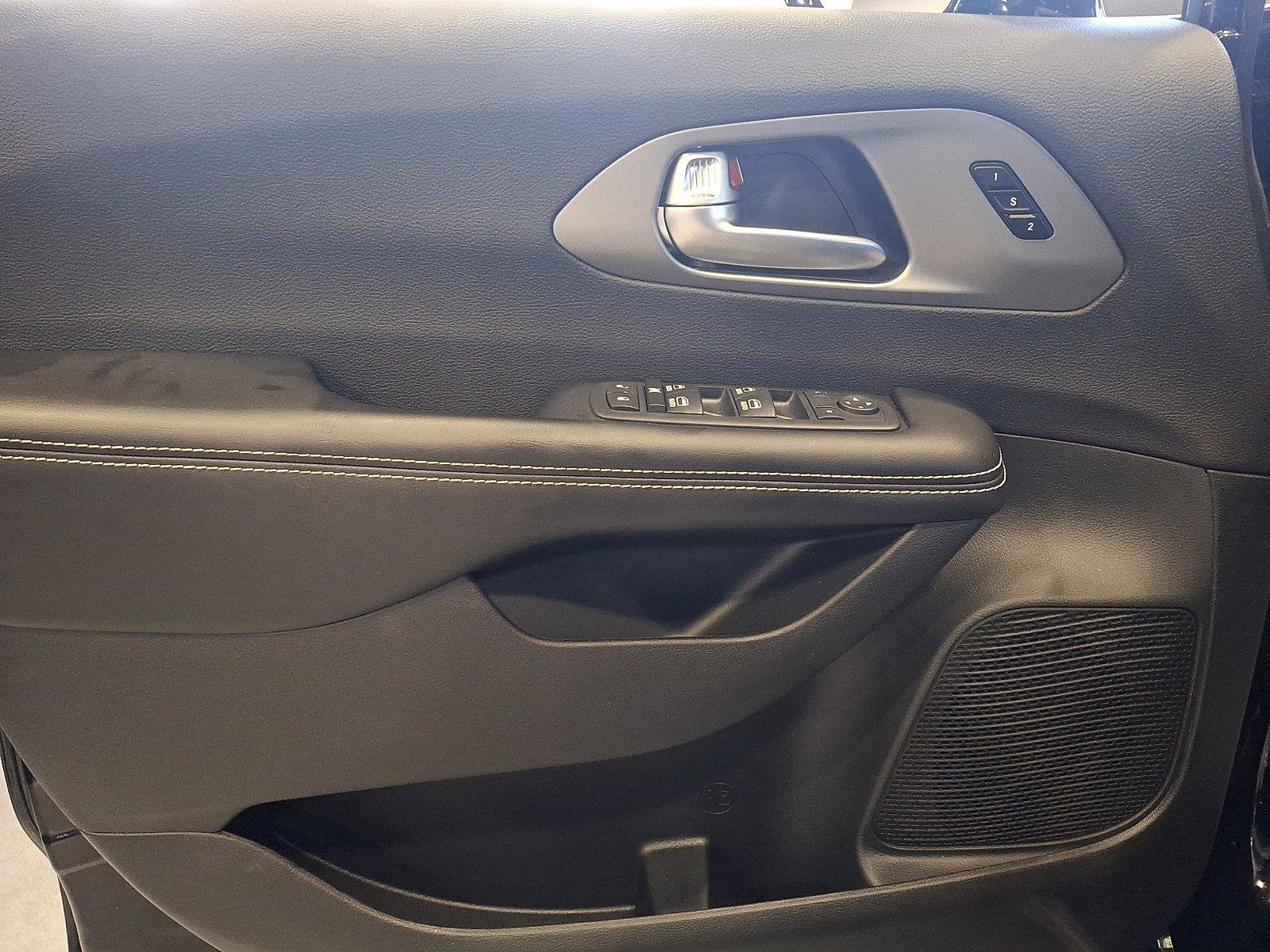 New 2027 Chrysler Pacifica Select FWD image 9