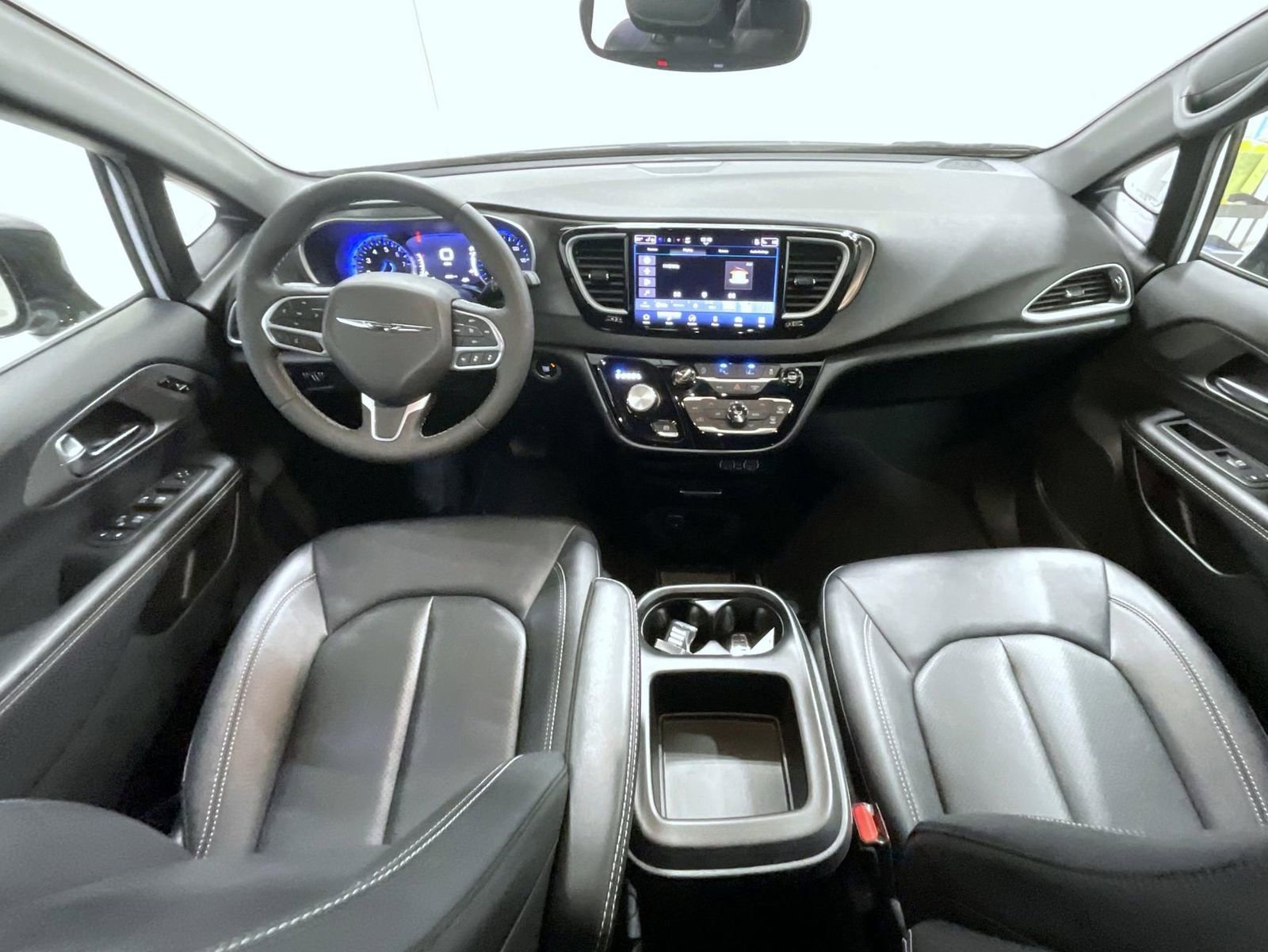 Used 2025 Chrysler Pacifica Select image 15