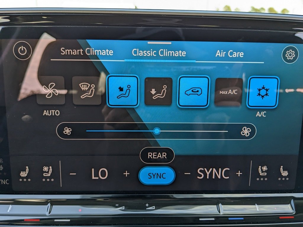 Used 2024 Volkswagen Atlas SE image 32