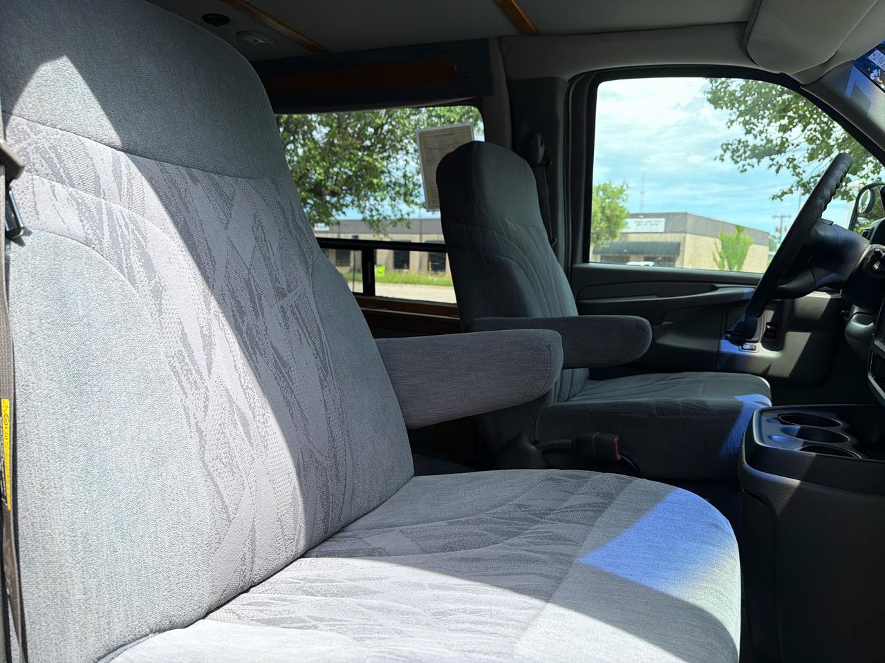 Used 2003 GMC Savana 1500 w/ Preferred Equipment Group 3 RWD image 43