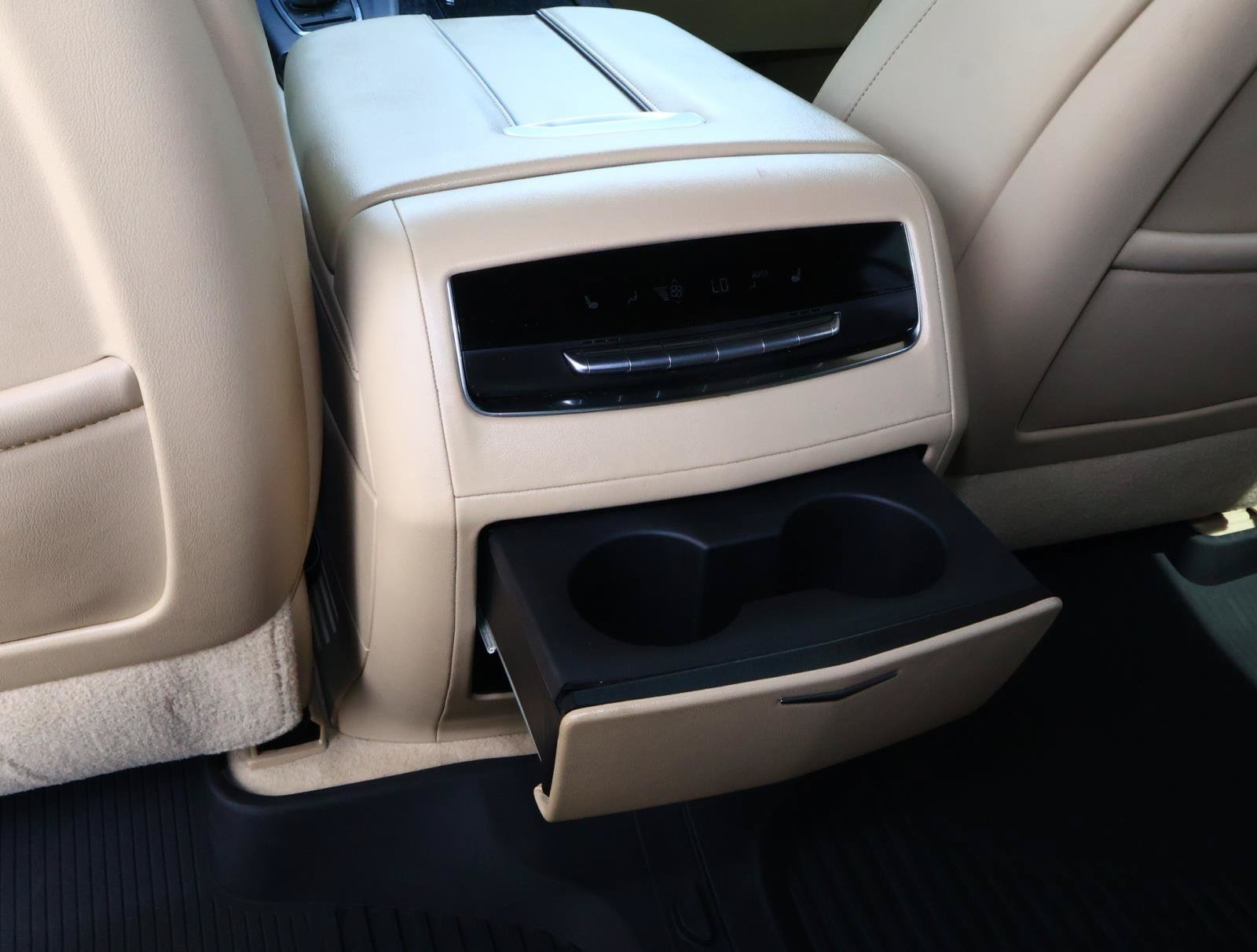 Used 2021 Cadillac Escalade Premium Luxury RWD image 18