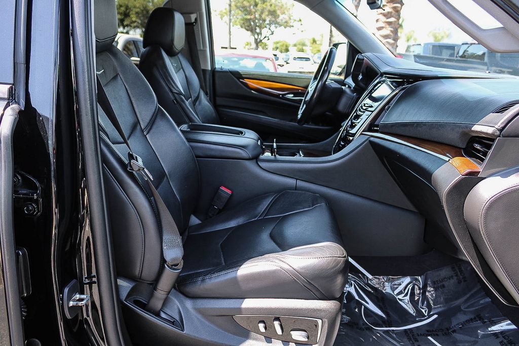 Used 2019 Cadillac Escalade ESV Luxury w/ Escalade Sport Edition AWD/4WD image 16