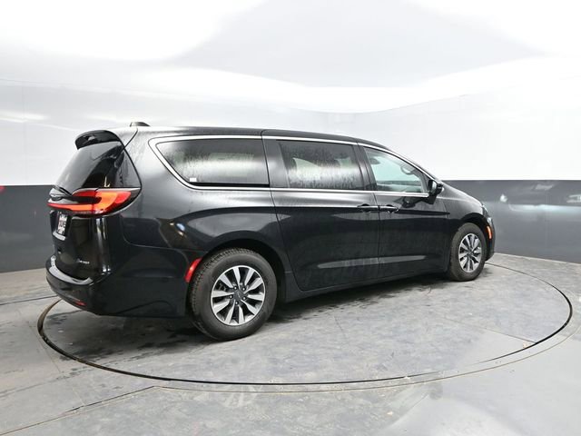 Used 2023 Chrysler Pacifica Touring-L FWD image 10