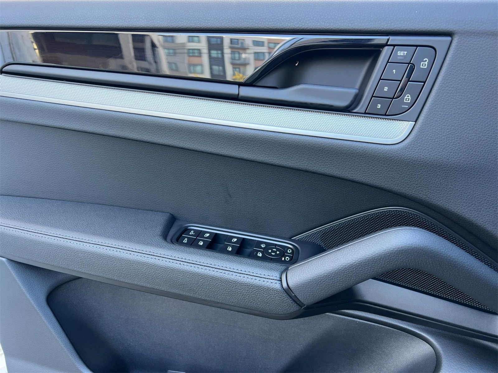 Certified 2025 Porsche Cayenne image 12