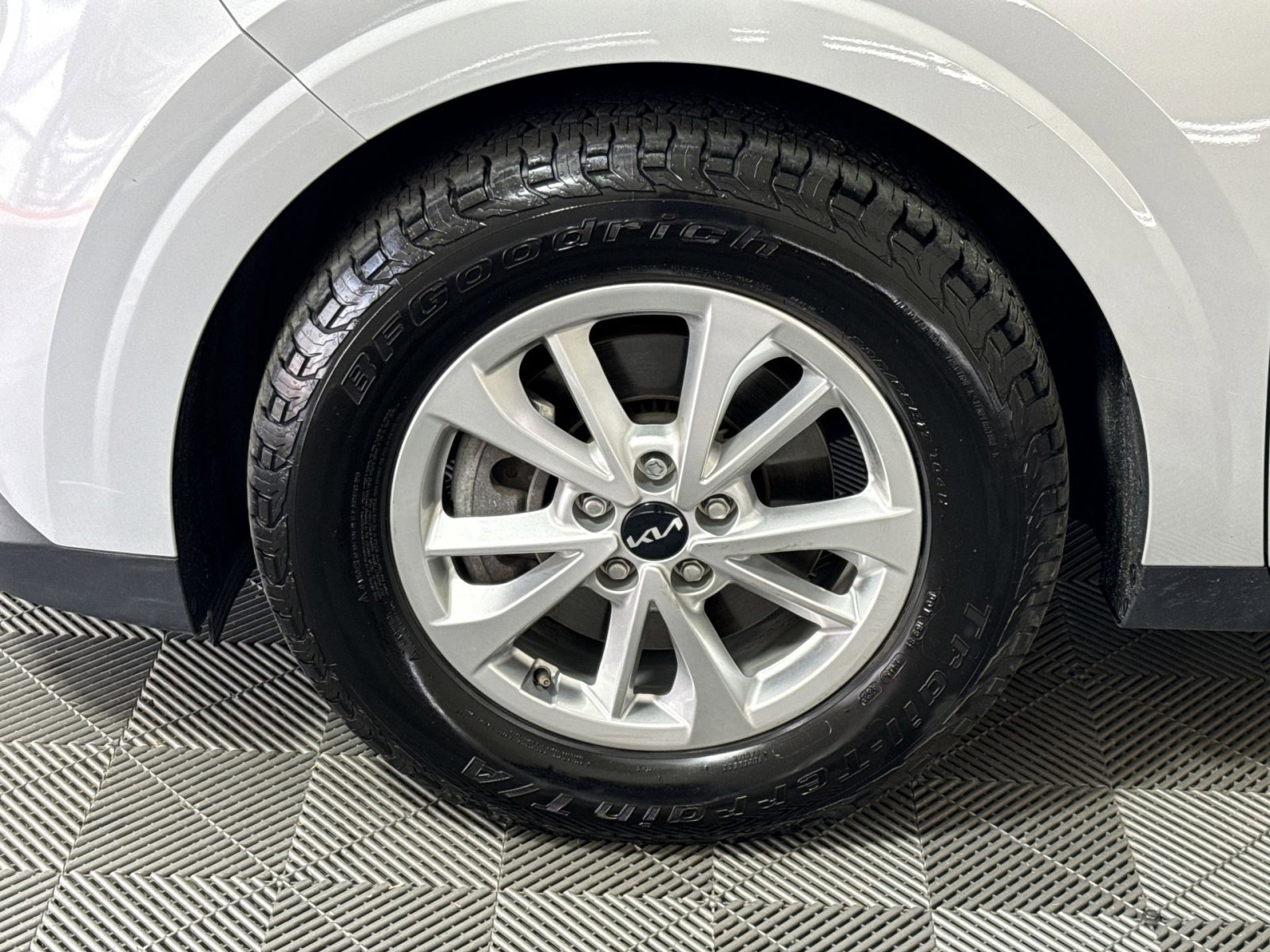 Used 2023 Kia Carnival LX image 12
