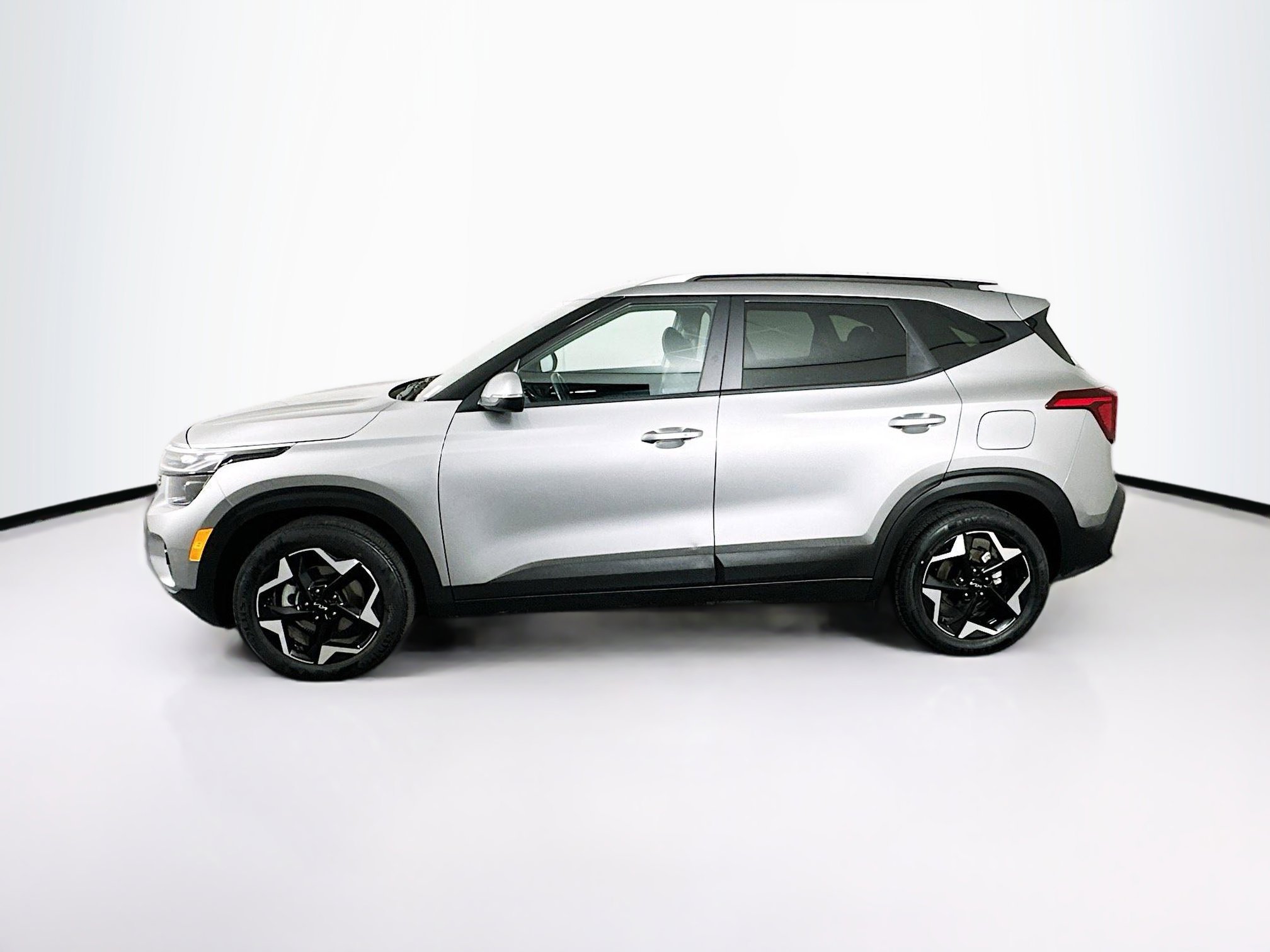 Used 2025 Kia Seltos S FWD image 4